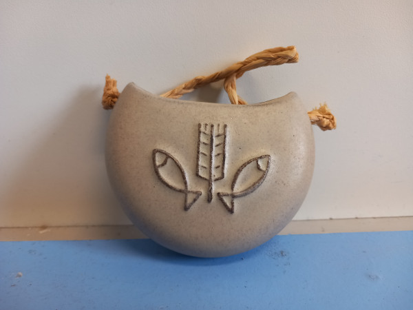 Kleine Wandvase – Keramik, 50er-Jahre / florales Reliefdekor