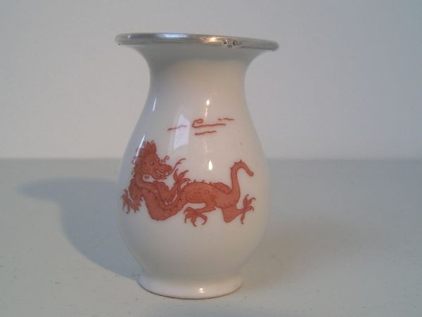 Vase with dragon decor and silver rim - Jaeger & Co.