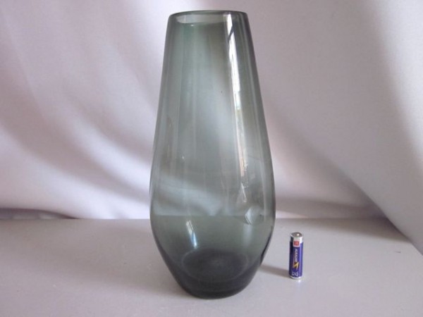 Tall turmalin glass vase - era wagenfeld