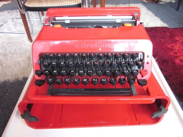 Olivetti typewriter Valentine - Ettore Sottsass