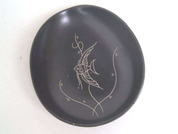 Organic bowl with engraved fish decor