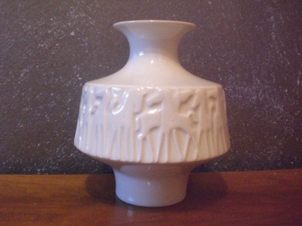 Klassische 70s Vase mit Relieffries - Edelstein