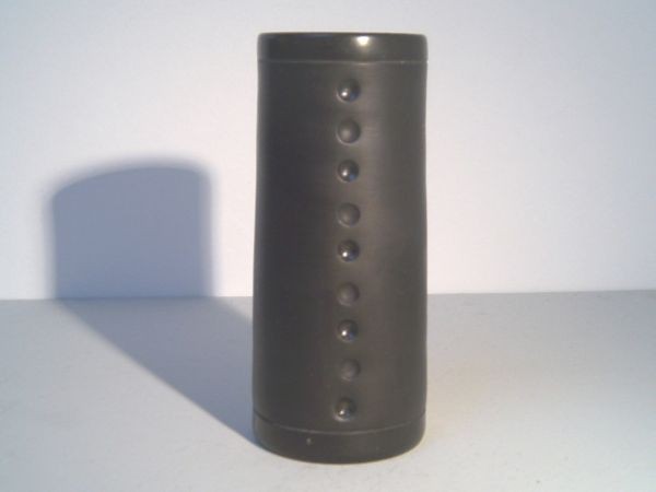 Schwarze Studiokeramik-Vase mit Lochmuster