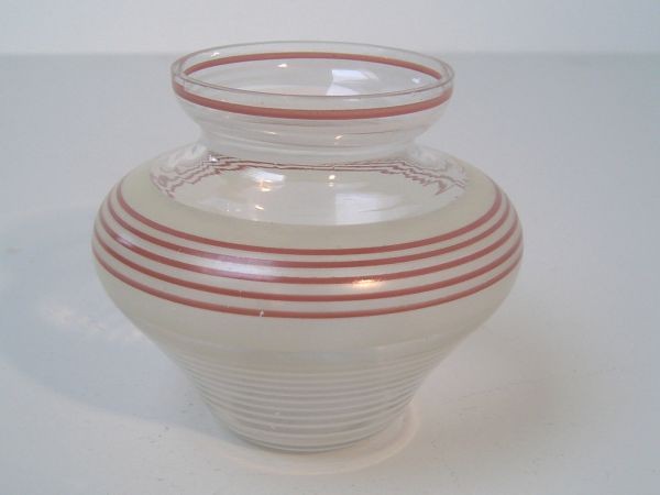 Kleine Art Deco-Vase mit Streifen