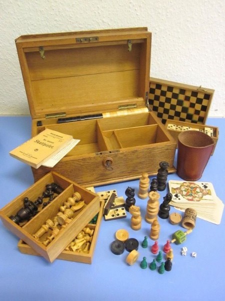 Historische Spielesammlung Schatulle Schachspiel Holz Schach Figuren Bein 1900