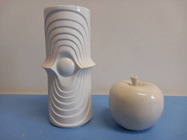 KPM Krister Reliefvase weiße Porzellanvase Op Art Space Age 70er bullseye