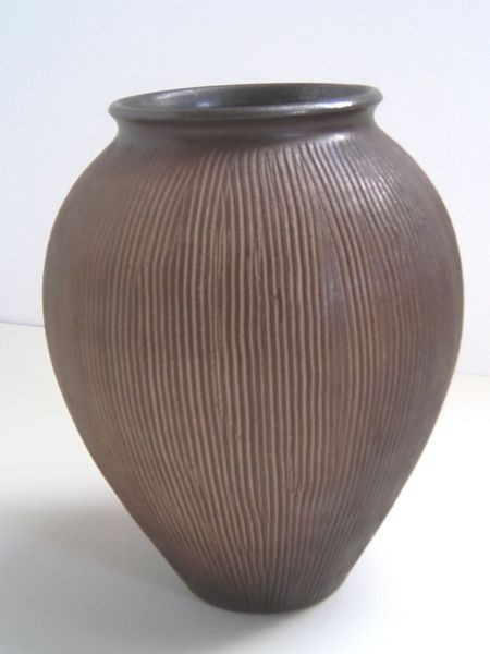 Bauchige Vase mit Kammzug-Relief