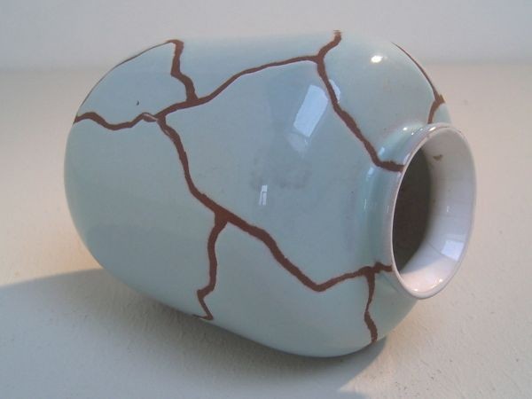 Hellblaue Vase mit Netzdekor - Ilkra