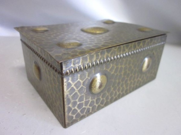 Lidded cigarette box in brass - around 1910