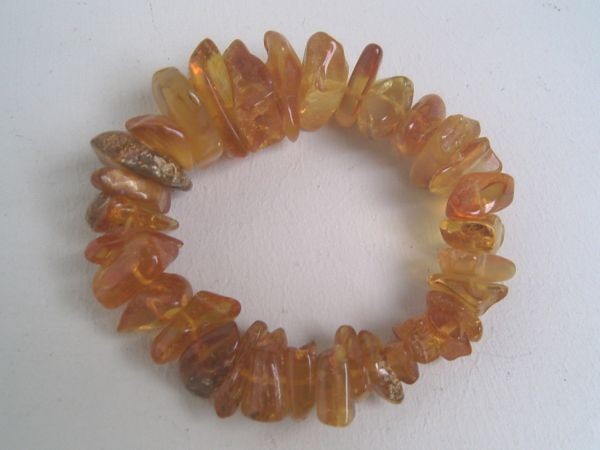 Attractive amber bracelet